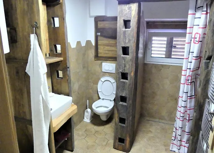 Hisa Ob Potoku * Avce